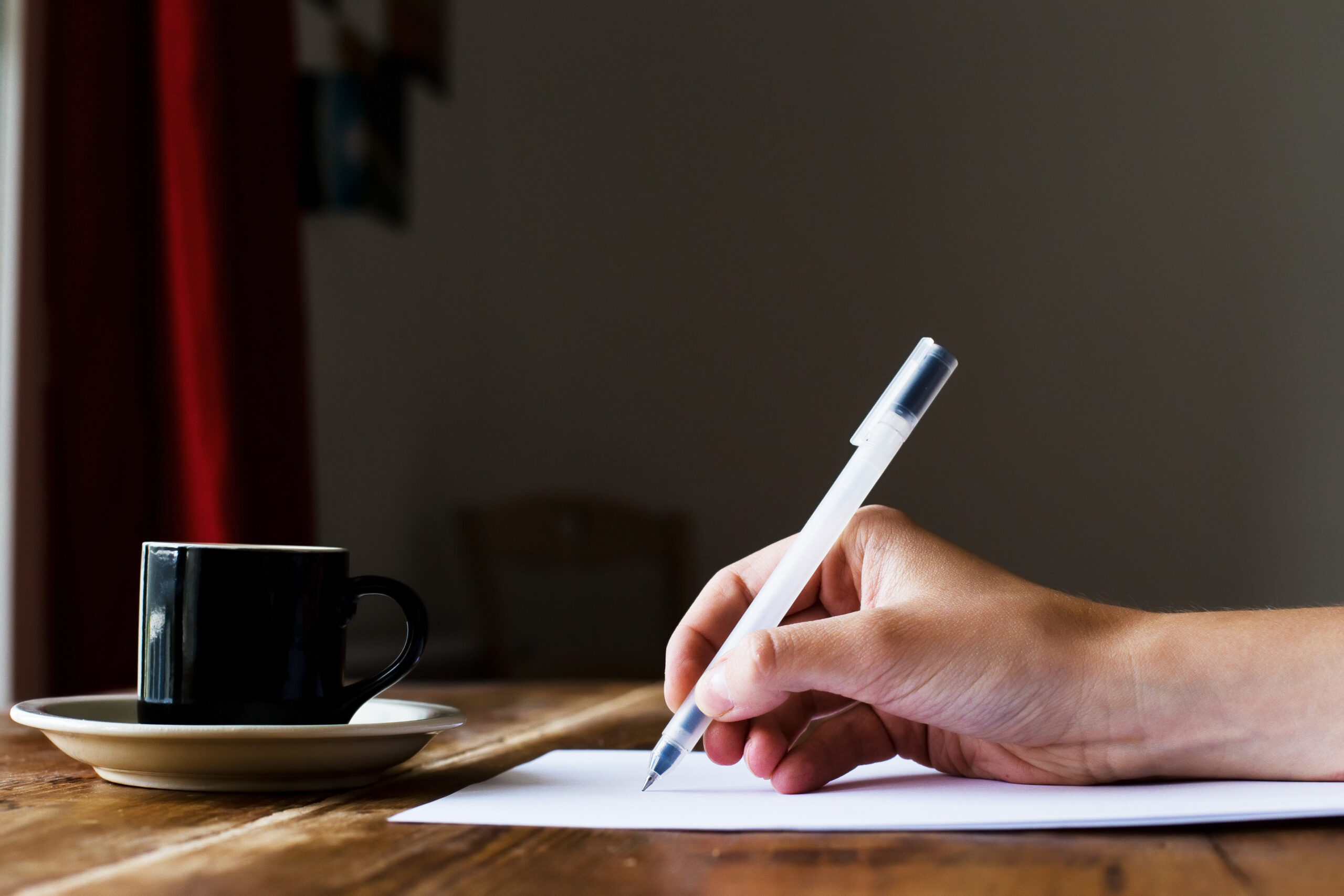 Пишущий user. Ручка и бумага. Лист бумаги и ручка. Бумага и ручка на столе. Ручка на столе.